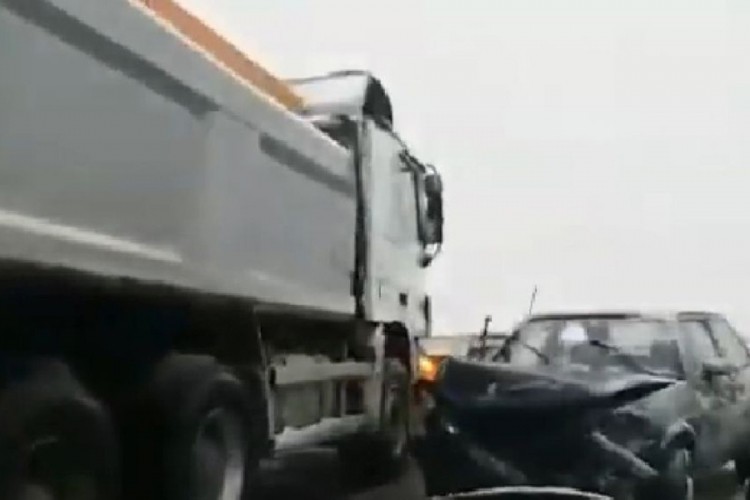 Sudar kamiona i golfa na autoputu kod Ilijaša