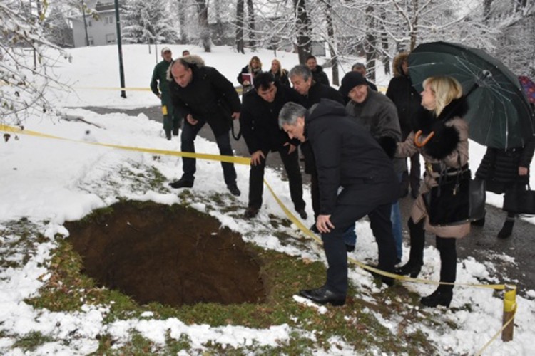 U sarajevskom Velikom parku se pojavila pukotina u tlu