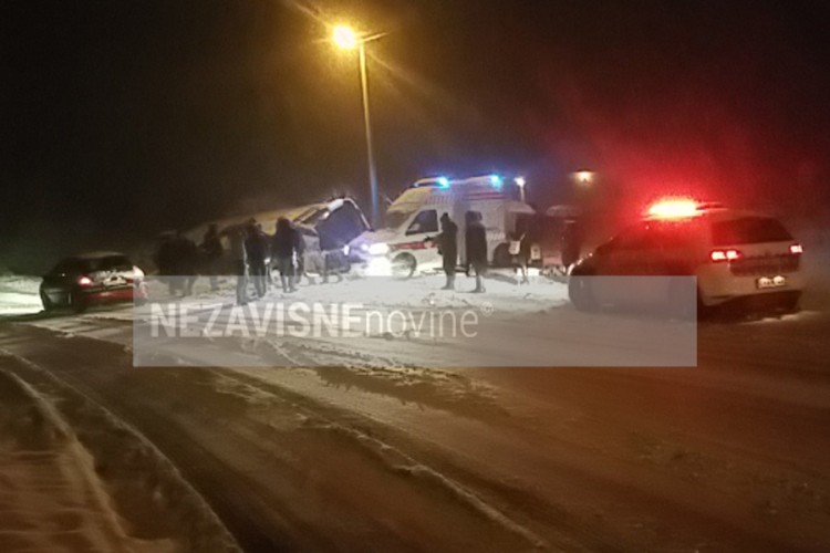 Prevrnuo se autobus, troje povrijeđenih