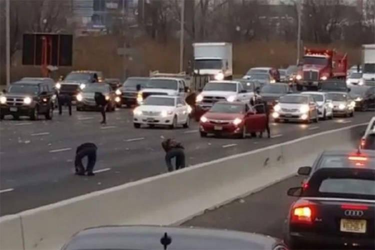 Novac letio iz blindiranog vozila