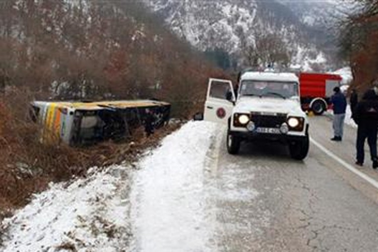 Prevrnuo se autobus kod Nevesinja, dvije osobe poginule, više povrijeđeno