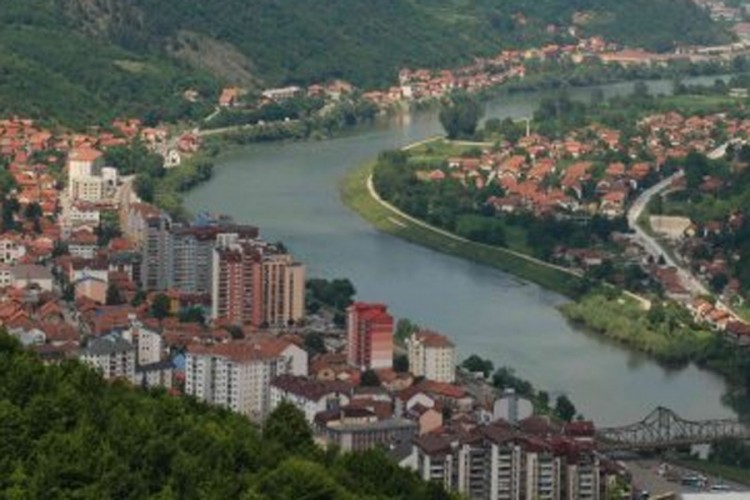 Osumnjičeni za obučavanje terorističke grupe pušten da se brani