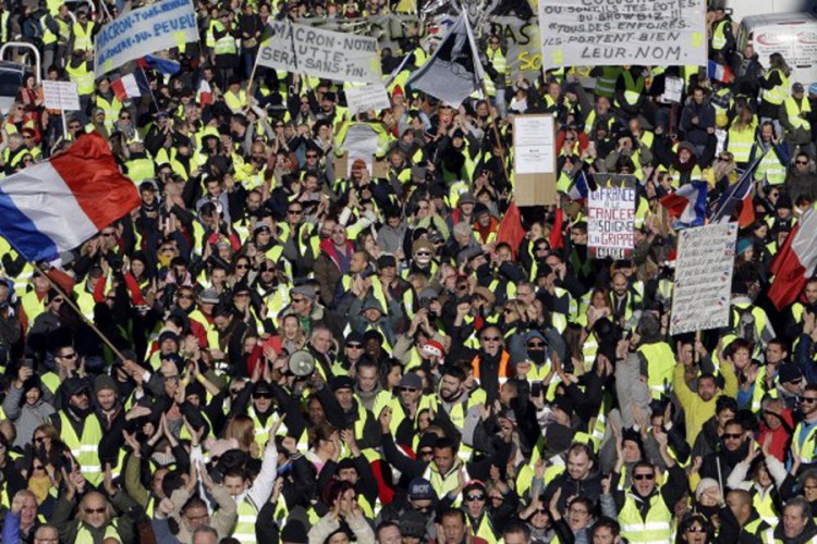 Policija ispalila suzavac na demonstrante u Parizu, privedeno 85 osoba