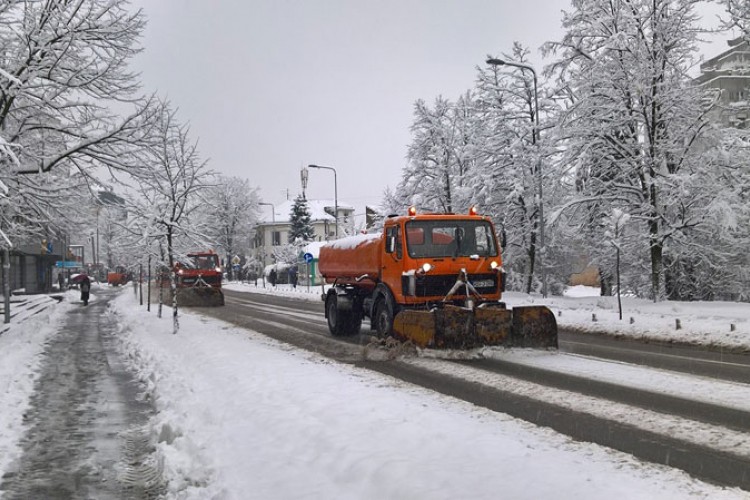 Zbog snježnih padavina u višim predjelima otežan saobraćaj
