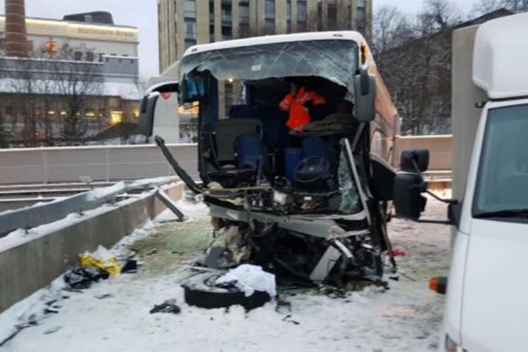 Autobus se zabio u zid kod Ciriha, jedan mrtav, 44 povrijeđeno