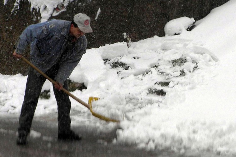 Komšije čistile snijeg, pa se posvađale i potukle