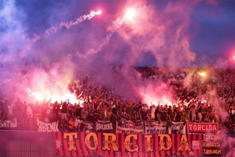 Revolucija u susjedstvu: Tuče "Torcide" i "Bed blu bojsa" u kavezu