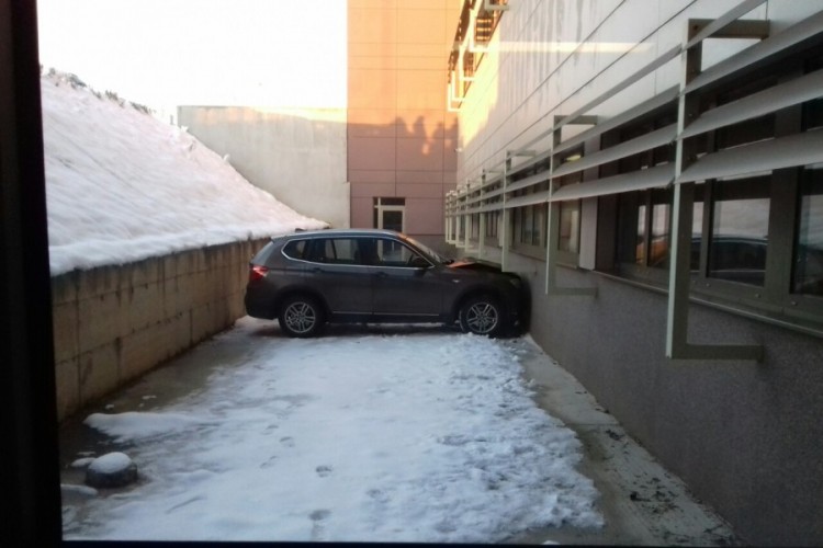 Sletio s parkinga pa udario u UKC RS