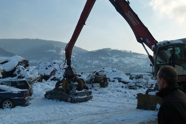 Bahati vozači ostali bez auta: U Zenici uništeno pet oduzetih vozila
