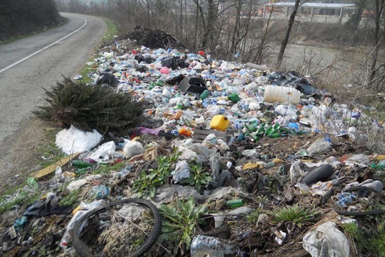 U rijeku Bosnu bacaju šta stignu