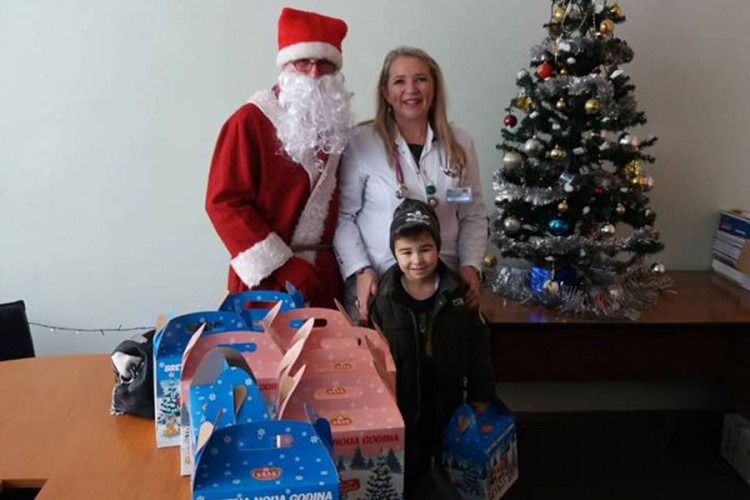 Doktorica Snežana Kutlešić-Stević paketićima obradovala mališane u Drvaru