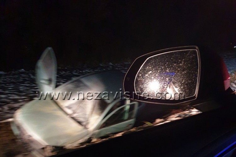Dvoje povrijeđenih u sudaru, korsa završila u kanalu