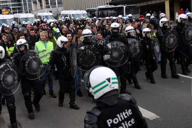 Snimak policajca sa pištoljem šokirao Francusku