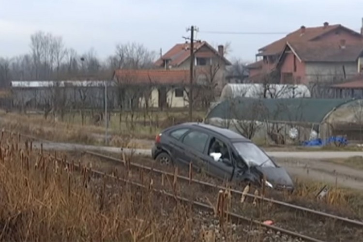 Vozač automobila koji je udario u voz bio pijan