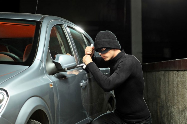 Krali automobile, rasturali u dijelove, pa prodavali na otpadima