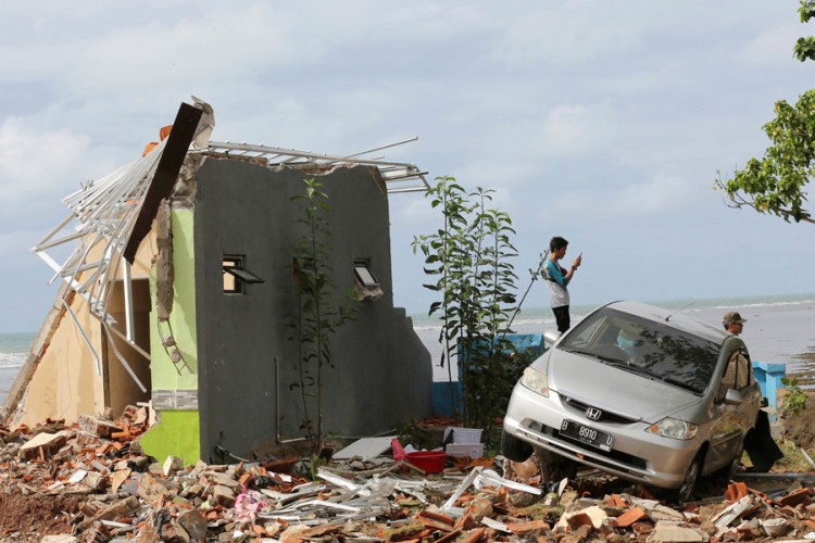 Raste broj žrtava cunamija u Indoneziji
