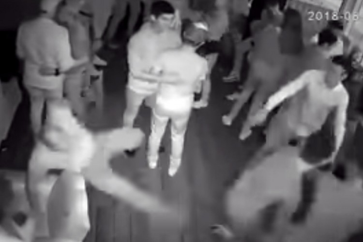 Pretukao pola kafane jer je slučajno odgurnut tokom plesa