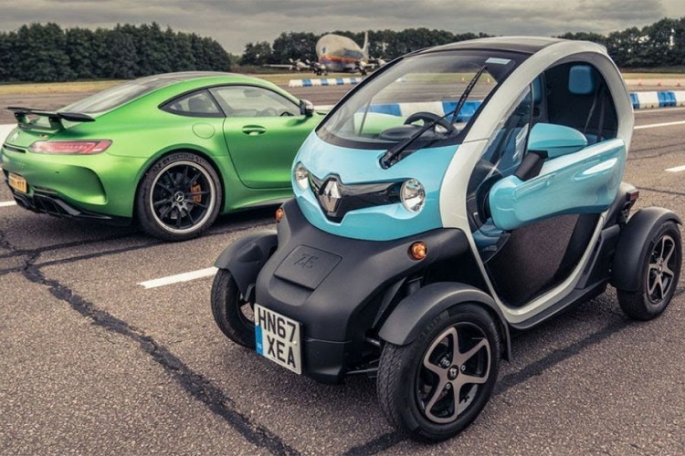 Trkali se Mercedes-AMG GT R i Renault Twizy
