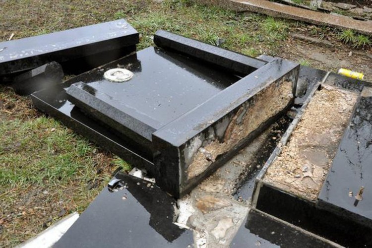 Porušio pet nadgrobnih spomenika