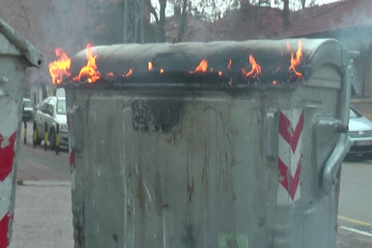 Kontejneri gorjeli 174 puta
