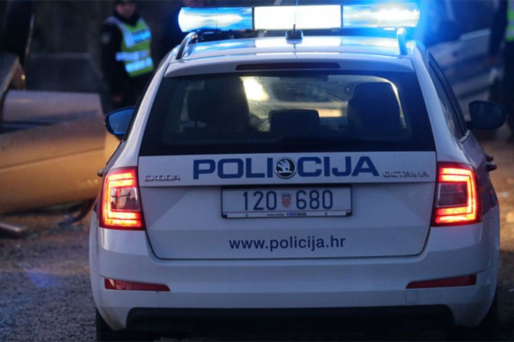 Mlađi muškarac pronađen mrtav, policija sumnja na ubistvo