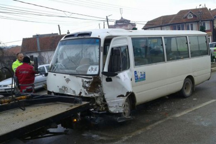 Više povrijeđene djece u sudaru kombija s policijskim autom