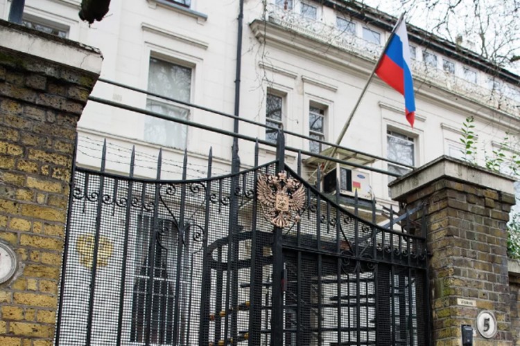 Rusija i Britanija vraćaju diplomate u ambasade
