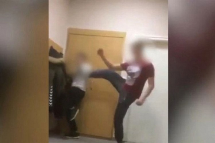Učenik koji je snimao vršnjačko nasilje i njegov otac napadnuti na ulici