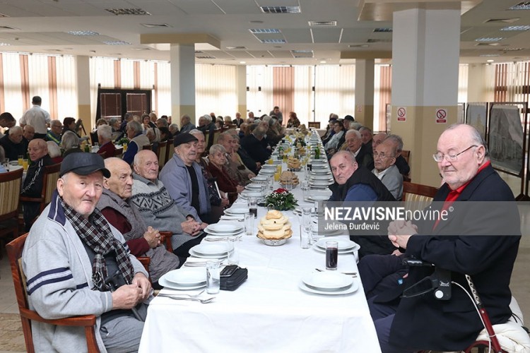 Penzioneri uz pjesmu ispratili staru godinu
