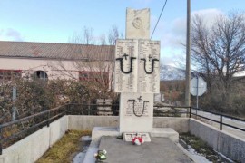 Ustaško "U" na spomeniku žrtvama fašizma u srpskom selu