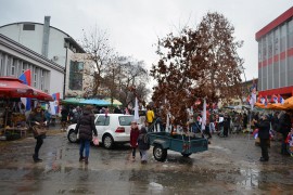 Svečane povorke okićenih badnjaka na ulicama grada