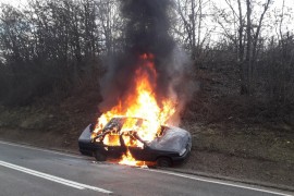Gori auto na putu Banjaluka - Prijedor