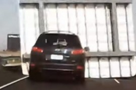 Žena za dlaku izbjegla smrt, znak na autoputu joj spao na automobil