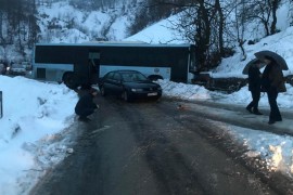 Autobus sletio sa kolovoza, desetoro povrijeđenih