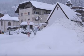 Lavina se obrušila na hotel, 100 ljudi evakuisano