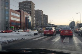 Kombijem udario ženu na stanici