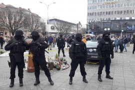 Identifikovan policajac koji je šutirao ženu