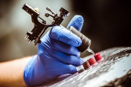 Tatto majstor "vratio" nokte muškarcu na odsječenim prstima