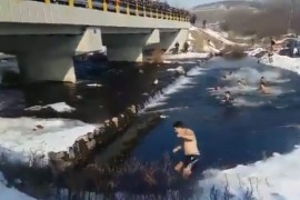 Snimak prevare tokom plivanja za krst u Bugarskoj postao hit