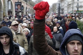 "Crveni šalovi" u šetnji protiv "žutih prsluka"