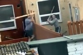Urnebesni snimak tuče komšija daskama pogledali milioni ljudi