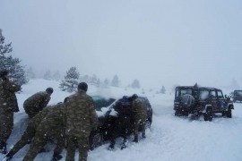 Vojnici EUFOR-a spasili porodicu s trudnicom zaglavljenu u snijegu