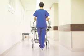 Medicinsku sestru pokosio pežo dok je zbrinjavala pacijenta