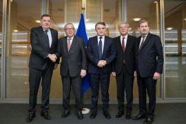Članovima Predsjedništva BiH na sastanku s Hanom se pridružio i ...