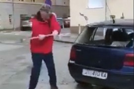 Macolom na auto parkiran na zebri