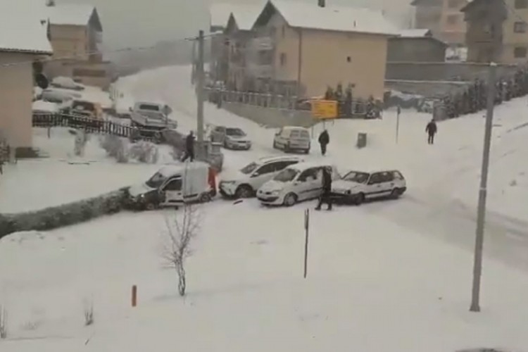 Novi lančani sudar u Istočnom Sarajevu zabilježen kamerom