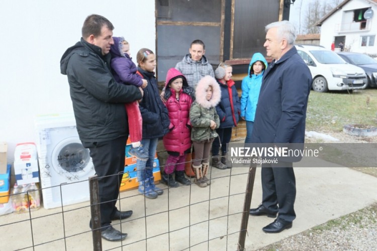 Čubrilović uručio pomoć višečlanoj porodici Tomić iz Kosjerova