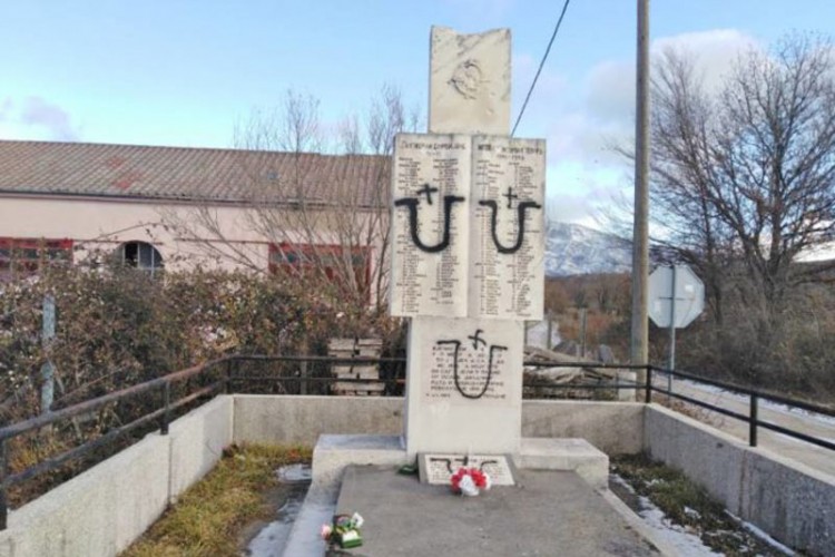 Ustaško "U" na spomeniku žrtvama fašizma u srpskom selu