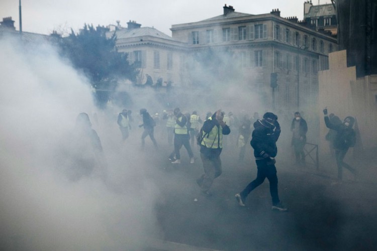 Sukob demonstranata i policije u Parizu
