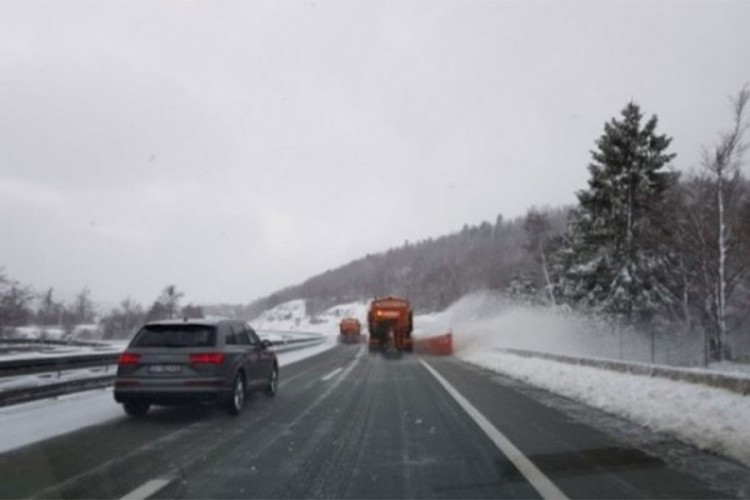 Zbog snijega i vjetra usporeno odvijanje saobraćaja